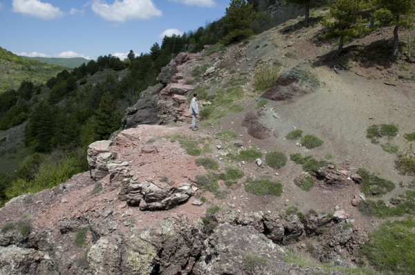 Successione di Timpa di Pietrasasso, contatto tra serpentiniti, gabbri e basalti.